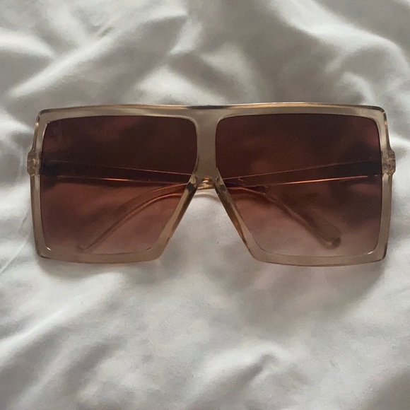Accessories - Light sunglasses.